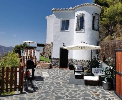 Acogedora casa independiente con zona exterior en un entorno rural tranquilo para descansar.