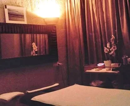 Acogedora sala para masajes y tratamientos del spa del hotel.