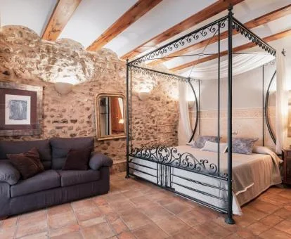 Una de las preciosas habitaciones de piedra del hotel.