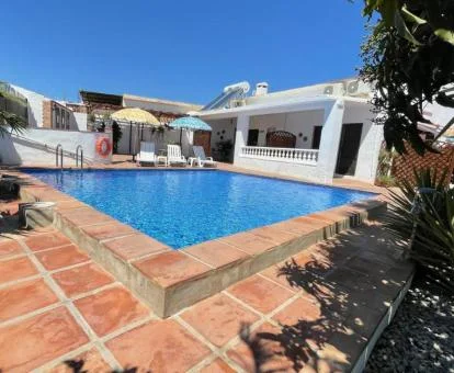 Establecimiento solo para adultos con piscina exterior y jardín.