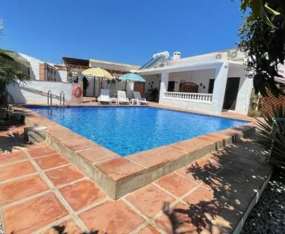 Amplia zona exterior con piscina y mobiliario de este hotel romántico.