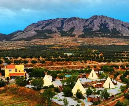 Vista aérea de este precioso camping con tipis en plena naturaleza.