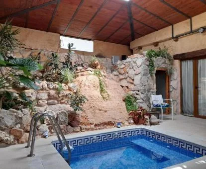 Acogedora zona de bienestar con jacuzzi de uso privado.