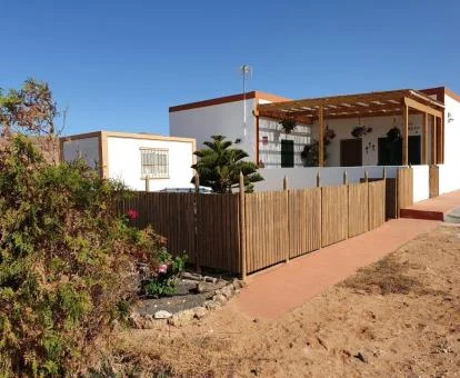 Coqueta casa rural con amplia zona exterior.