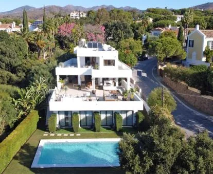 Moderno hotel solo para adultos con piscina exterior y rodeado de jardines.