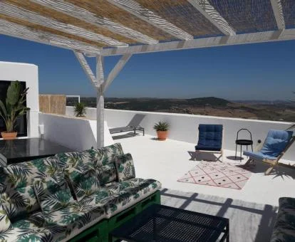 Terraza solarium con mobiliario exterior y vistas a los alrededores de este alojamiento solo para adultos.
