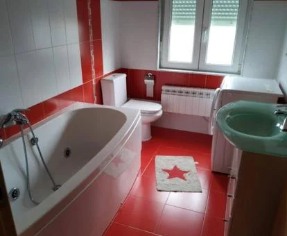Baño con bañera de hidromasaje privada de este apartamento independiente.