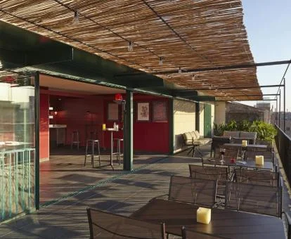 Agradable terraza con mobiliario de este coqueto hotel boutique.