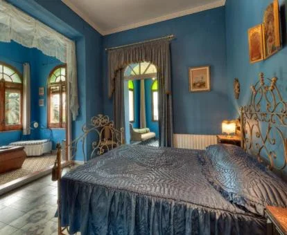 Una de las elegantes habitaciones con balcón de este hotel boutique.