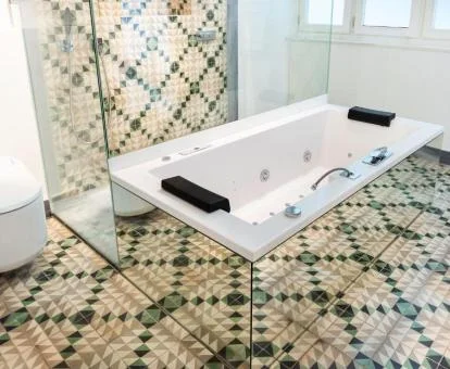 Amplio jacuzzi privado en el baño del apartamento deluxe de este establecimiento.