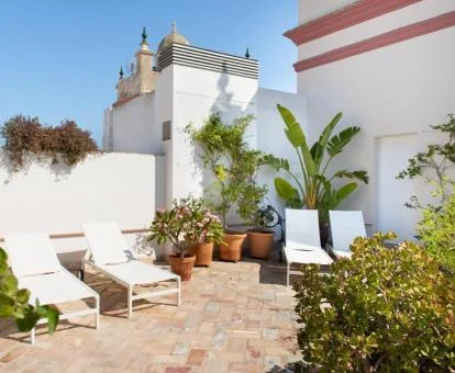 Agradable terraza solarium de este hotel romántico.