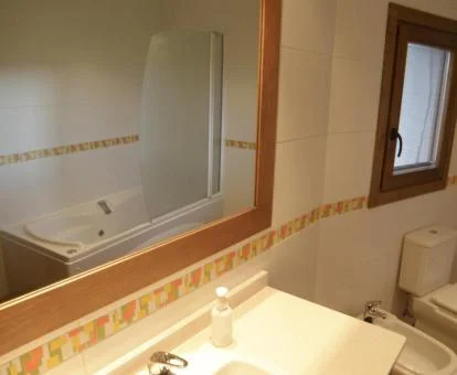 Baño con bañera de hidromasaje privada del dúplex de un dormitorio de este establecimiento.