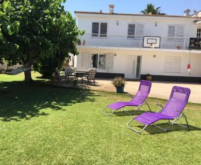 Edificio de este establecimiento encantador con zona exterior.