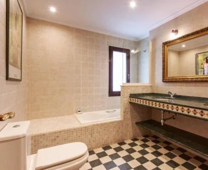Baño con bañera de hidromasaje privada del apartamento.