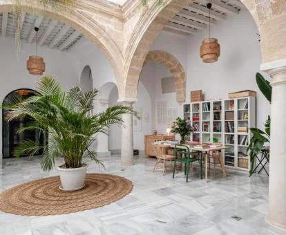 Elegante patio interior con mobiliario de este hotel boutique.
