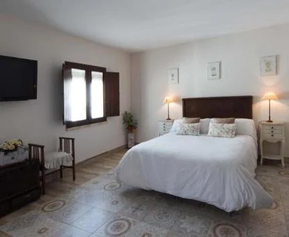 Una de las amplias habitaciones de estilo tradicional del hotel.