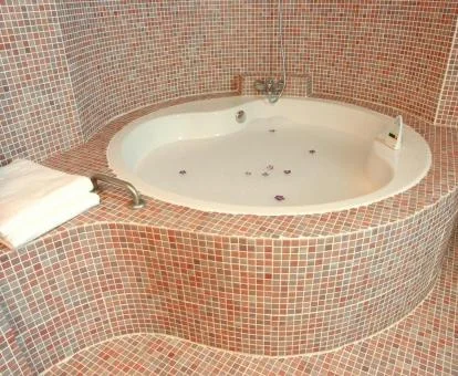 Jacuzzi privado de una de las habitaciones del hotel.