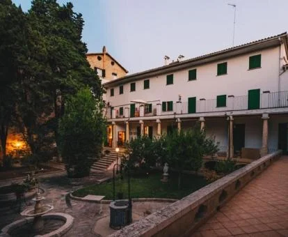 Fachada de este coqueto hotel solo para adultos con zona exterior ajardinada.