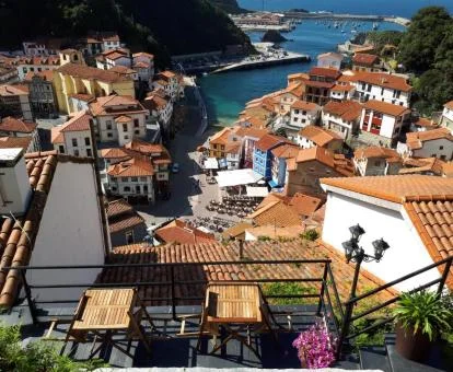Maravillosas vistas al pueblo y al mar desde la terraza comunitaria de este complejo de apartamentos solo para adultos.