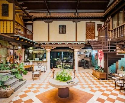 Precioso patio interior con mobiliario de este hotel boutique.