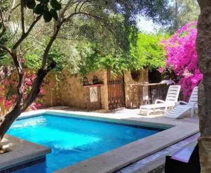 Acogedora piscina rodeada de jardín de este hotel rural.