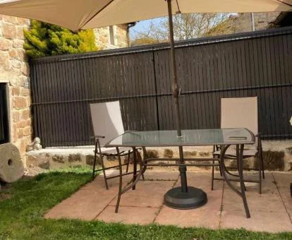 Acogedora terraza con comedor exterior de esta coqueta casa independiente.