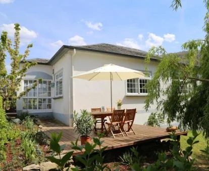Acogedora a casa rural independiente con terraza y comedor exterior.