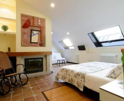 Una de las acogedoras habitaciones con chimenea y sala de estar de este hotel boutique.