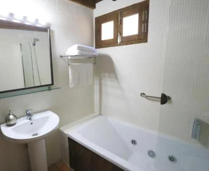 Bañera de hidromasaje privada en el baño del apartamento de dos dormitorios.