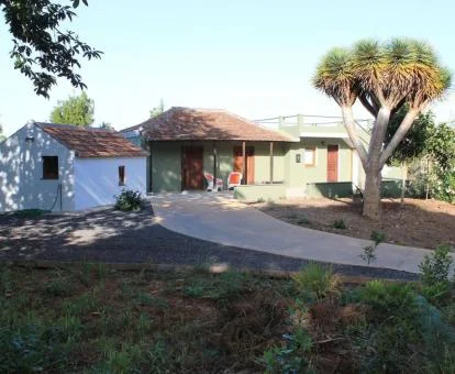 Casa rural con una agradable zona exterior ajardinada.