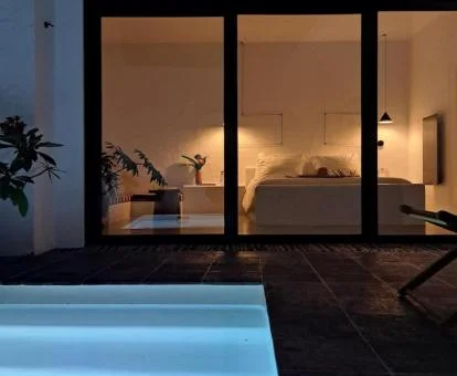 Dormitorio con piscina privada exterior del apartamento de este establecimiento.