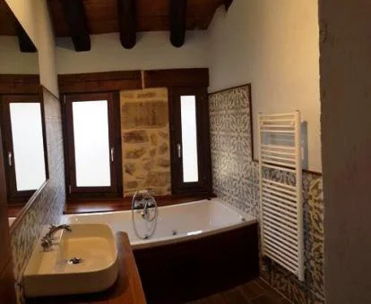Baño con bañera de hidromasaje privada del apartamento ático del establecimiento.