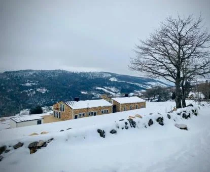 Edificio de este hotel rural en un precioso entorno nevado.