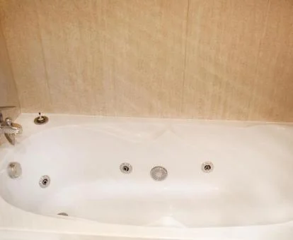 Bañera de hidromasaje privada en el baño del apartamento.