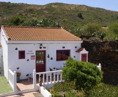 Acogedora casa rural con terraza amueblada en un entorno tranquilo para descansar.