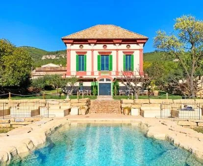 Edificio de este fabuloso hotel ideal para disfrutar de una escapada en la naturaleza.