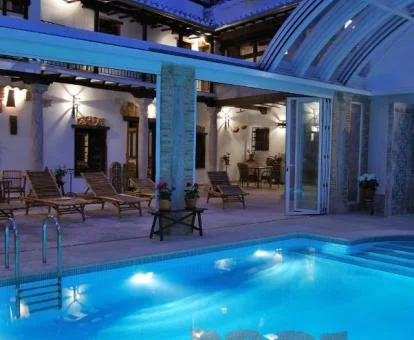 Coqueto patio interior con piscina de este elegante hotel.
