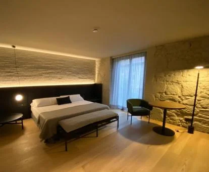 Una de las amplias habitaciones de estilo elegante de este hotel boutique.