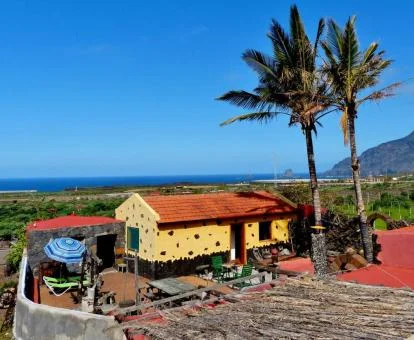 Fabulosa casa independiente con zona exterior y vistas al entorno rural que la rodea.