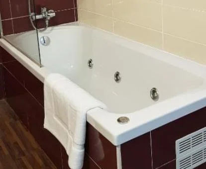 Bañera de hidromasaje privada de este acogedor apartamento independiente.