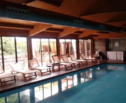 Piscina cubierta con zona de relajación de este coqueto hotel.