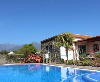 Coqueta casa rural con piscina exterior ideal para escapadas en pareja.