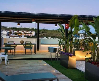 Amplia terraza solarium con mobiliario de este moderno hotel boutique.