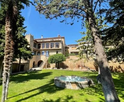 Precioso edificio de este hotel romántico rodeado de jardines.