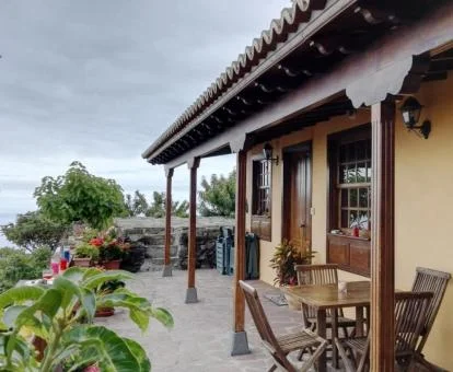 Acogedora casa rural con mobiliario exterior y jardines con vistas.