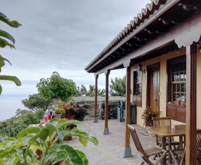 Preciosa casa con zona exterior privada y vistas a los alrededores.