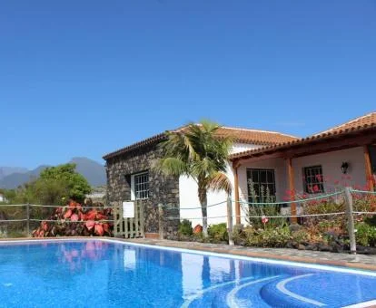 Alojamiento rural solo para adultos con piscina exterior.