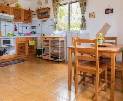 Interior de esta acogedora casa rural con vistas al campo.
