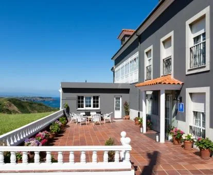 Terraza comunitaria con vistas al mar y a la naturaleza de este precioso hotel rural.