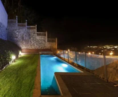 Agradable zona exterior con piscina y vistas de este establecimiento rural.